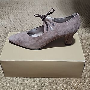 Amalfi Pillow Vertigo tan Suede pointed toe size 9 1/2